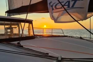 Coucher de soleil sur le Gouf de Capbreton vu du pont d'un catamaran à voile